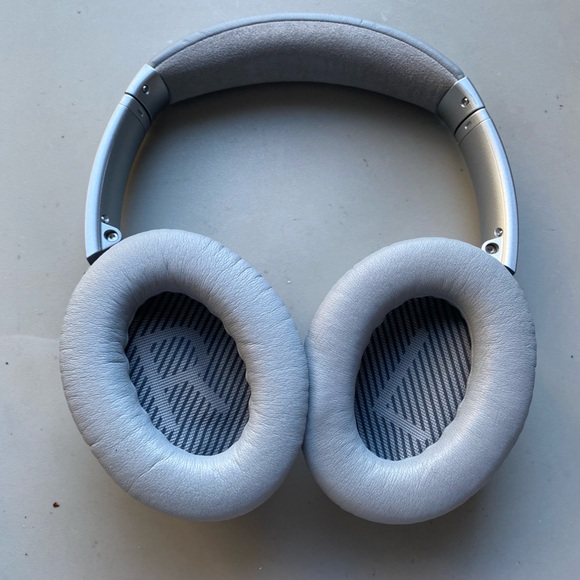 Bose Silver On-Ear Headphones - Picture 3 of 10